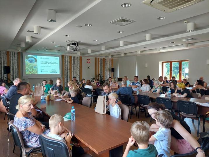 Zdjęcie&#x20;przedstawia&#x20;uczestników&#x20;spotkania&#x20;&#x22;Historie&#x20;miodem&#x20;pisane&#x22;&#x20;w&#x20;sali&#x20;konferencyjnej&#x20;Nadleśnictwa&#x20;Kościan